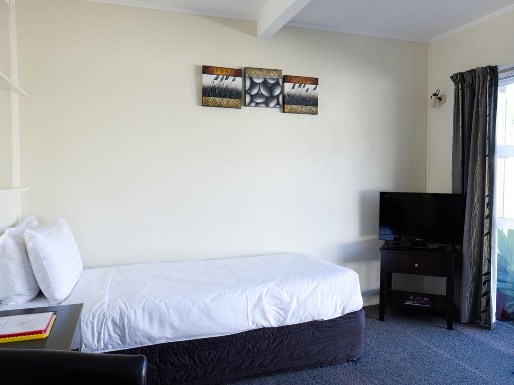 Shores Motel